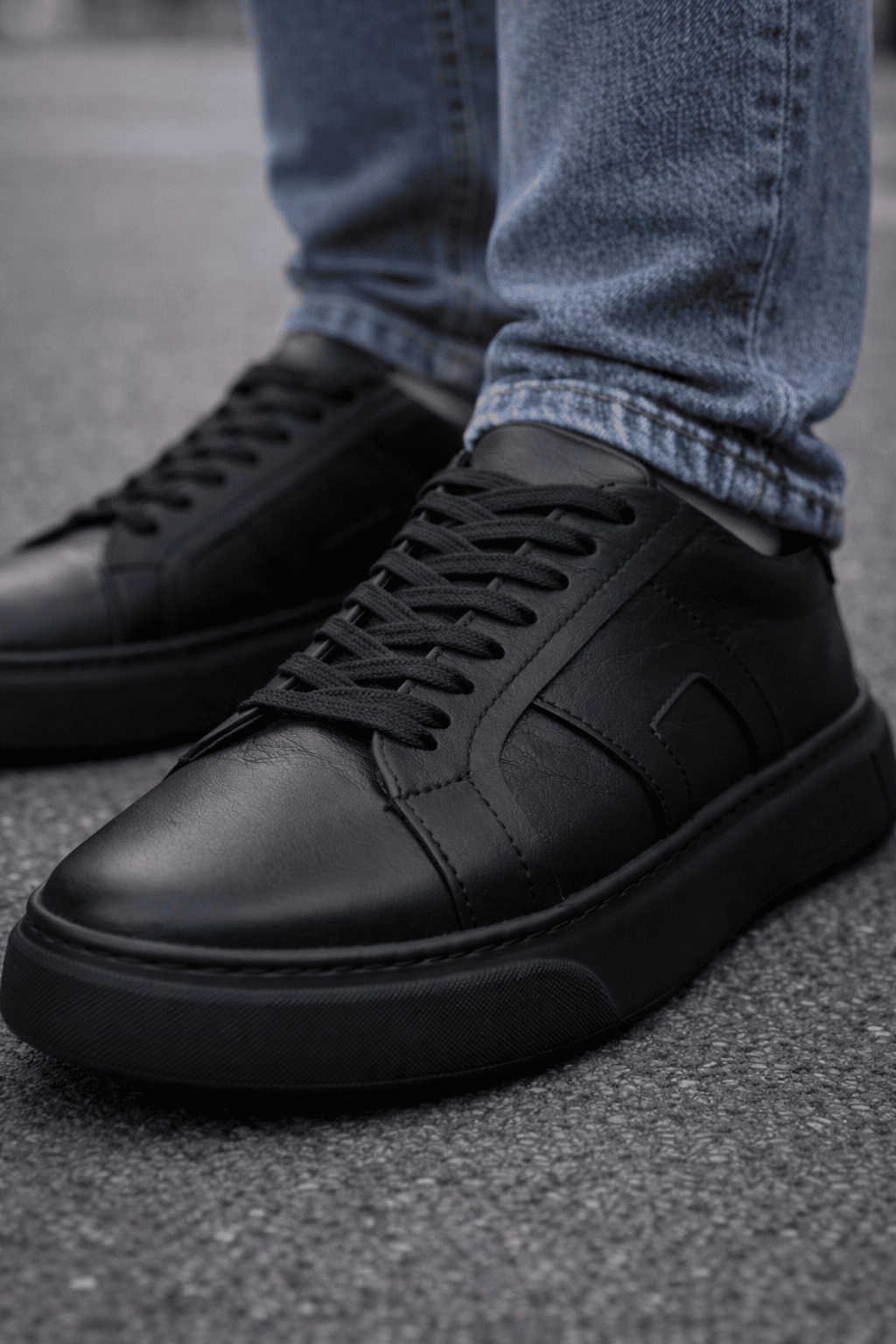 Essential Leather Sneakers – Black gallery.thumbnail 3