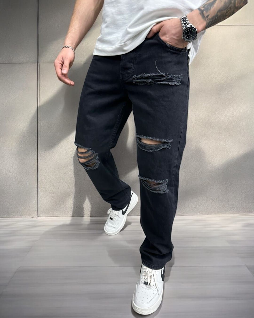 Black Distressed Relaxed-Fit Jeans gallery.thumbnail 1