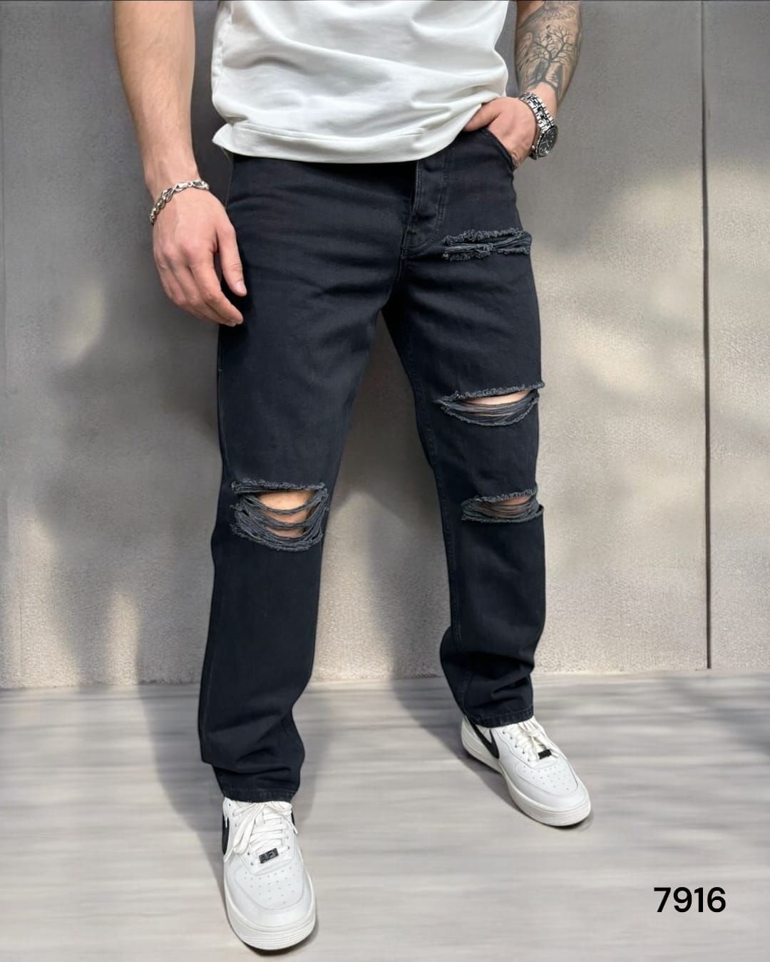 Black Distressed Relaxed-Fit Jeans gallery.thumbnail 2