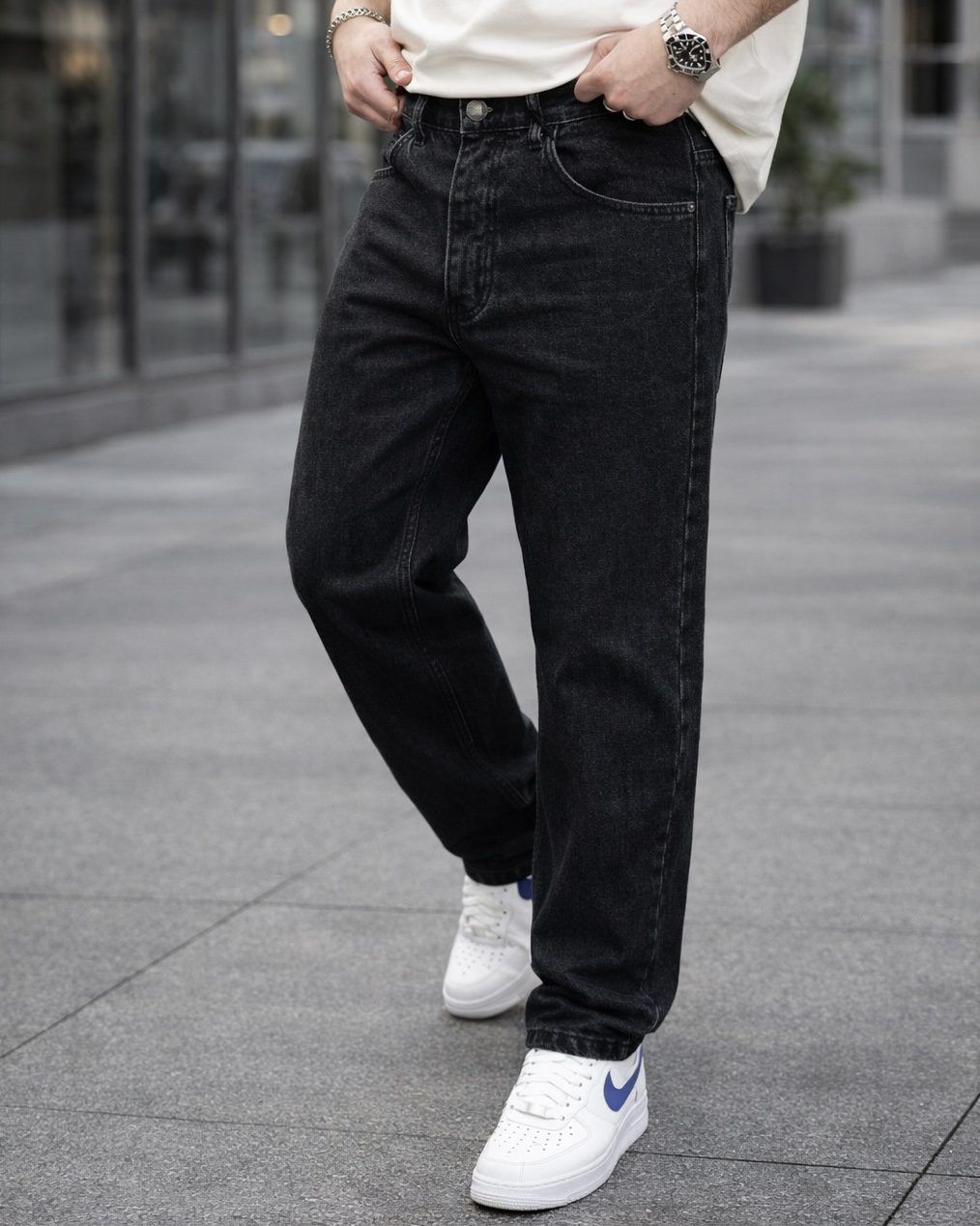 Dark Washed Relaxed Fit Jeans – Black gallery.thumbnail 2