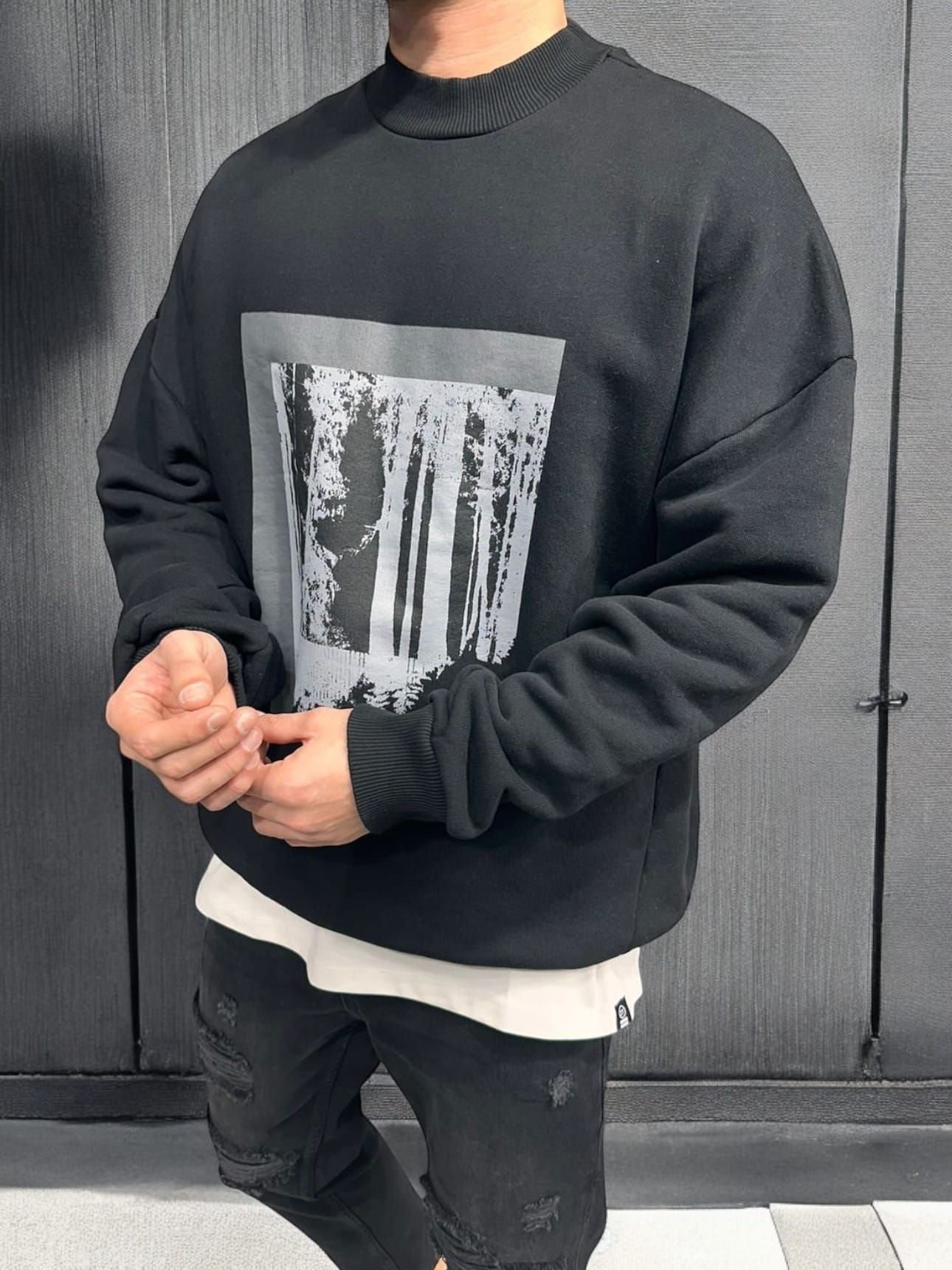 Black Graphic Sweatshirt gallery.thumbnail 1