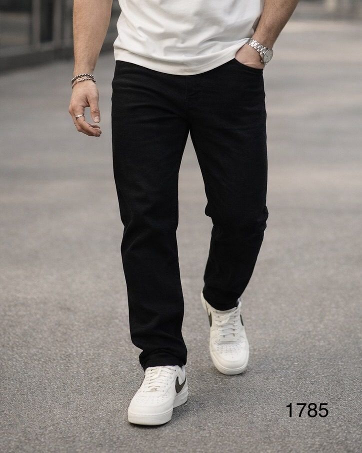 Black Jeans – Relaxed Straight Fit 1
