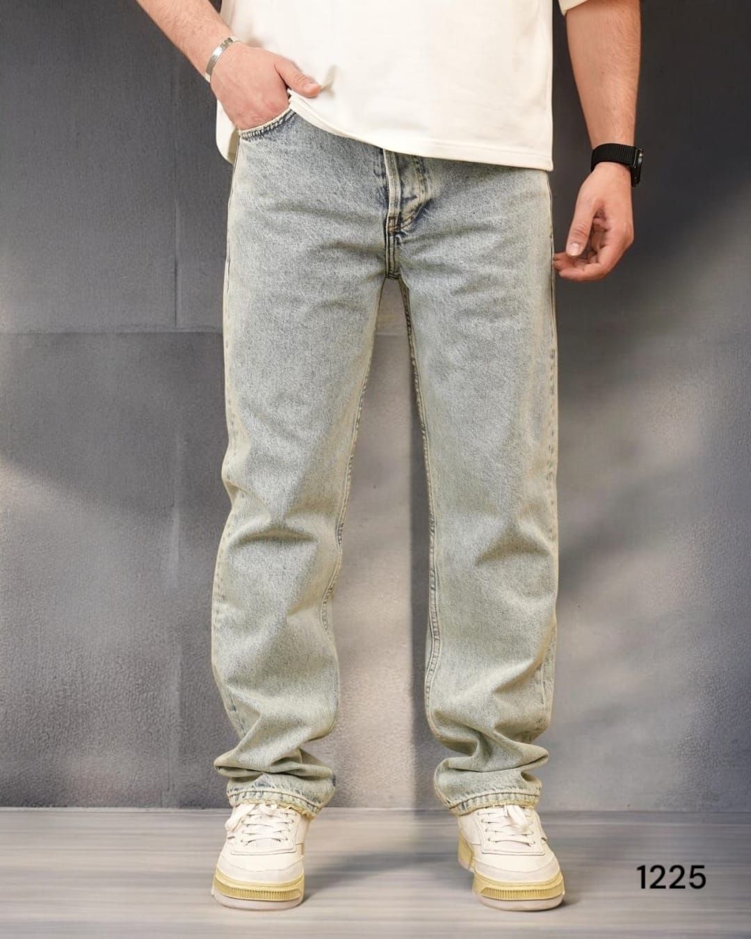 Light Wash Relaxed Fit Jeans gallery.thumbnail 1