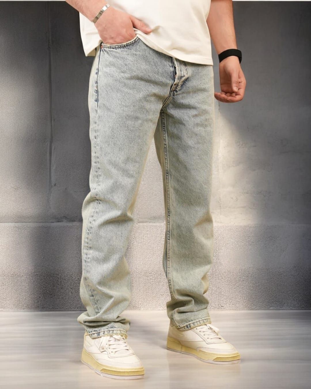 Light Wash Relaxed Fit Jeans gallery.thumbnail 2