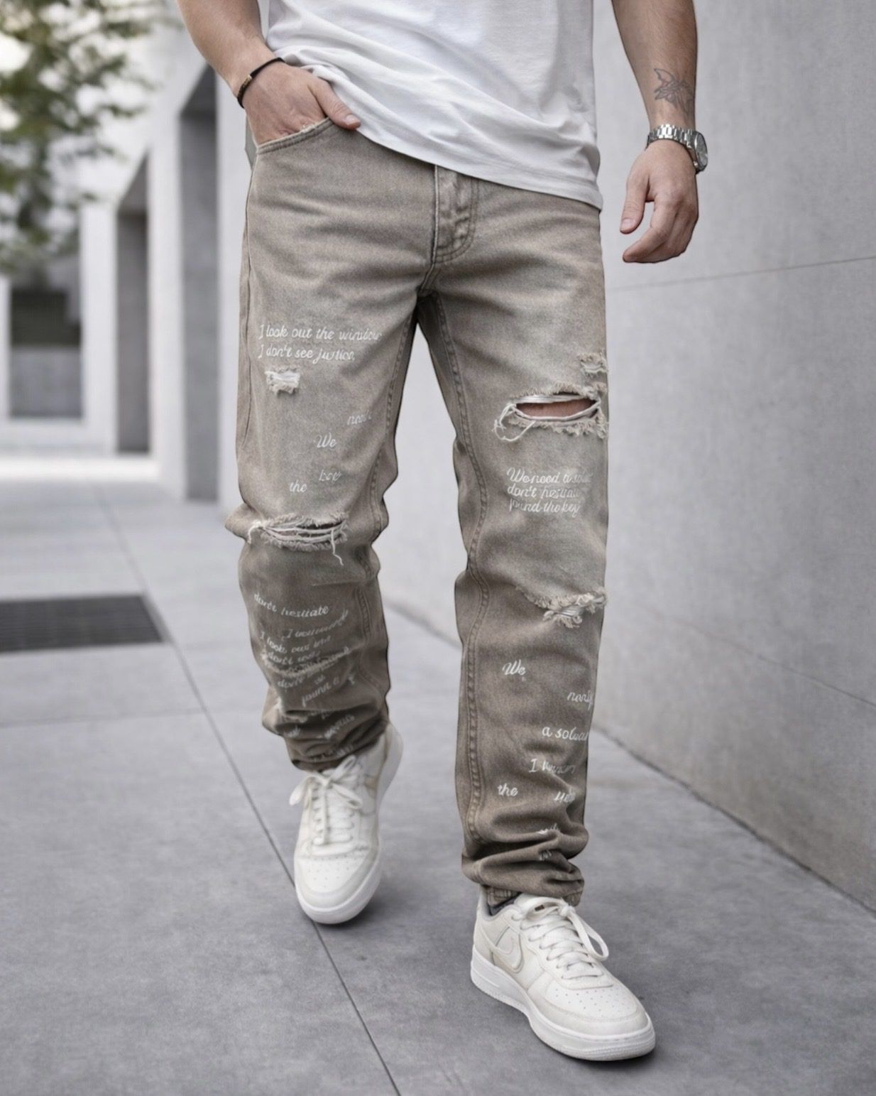 Distressed Relaxed Fit Denim Jeans gallery.thumbnail 2