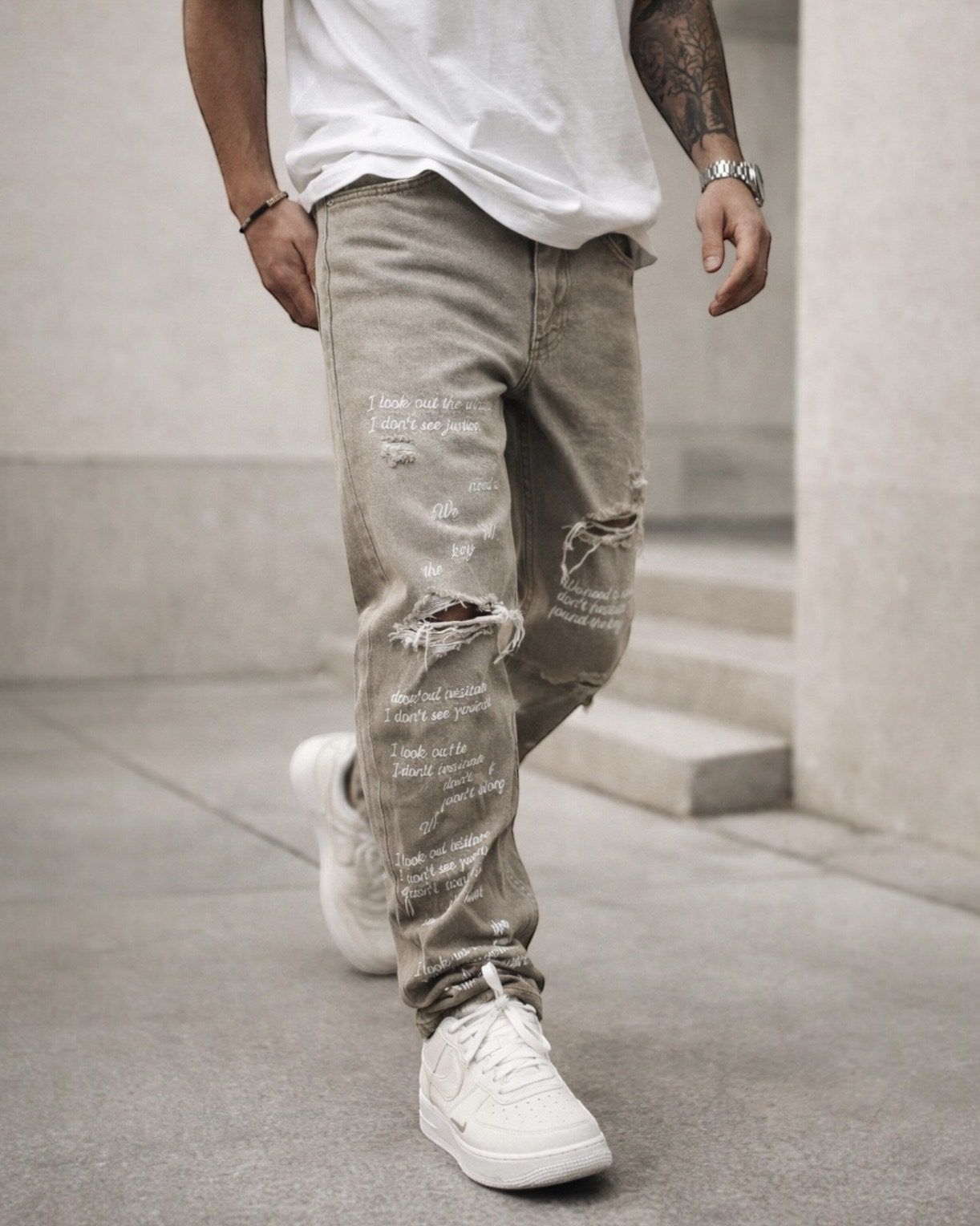 Distressed Relaxed Fit Denim Jeans gallery.thumbnail 3