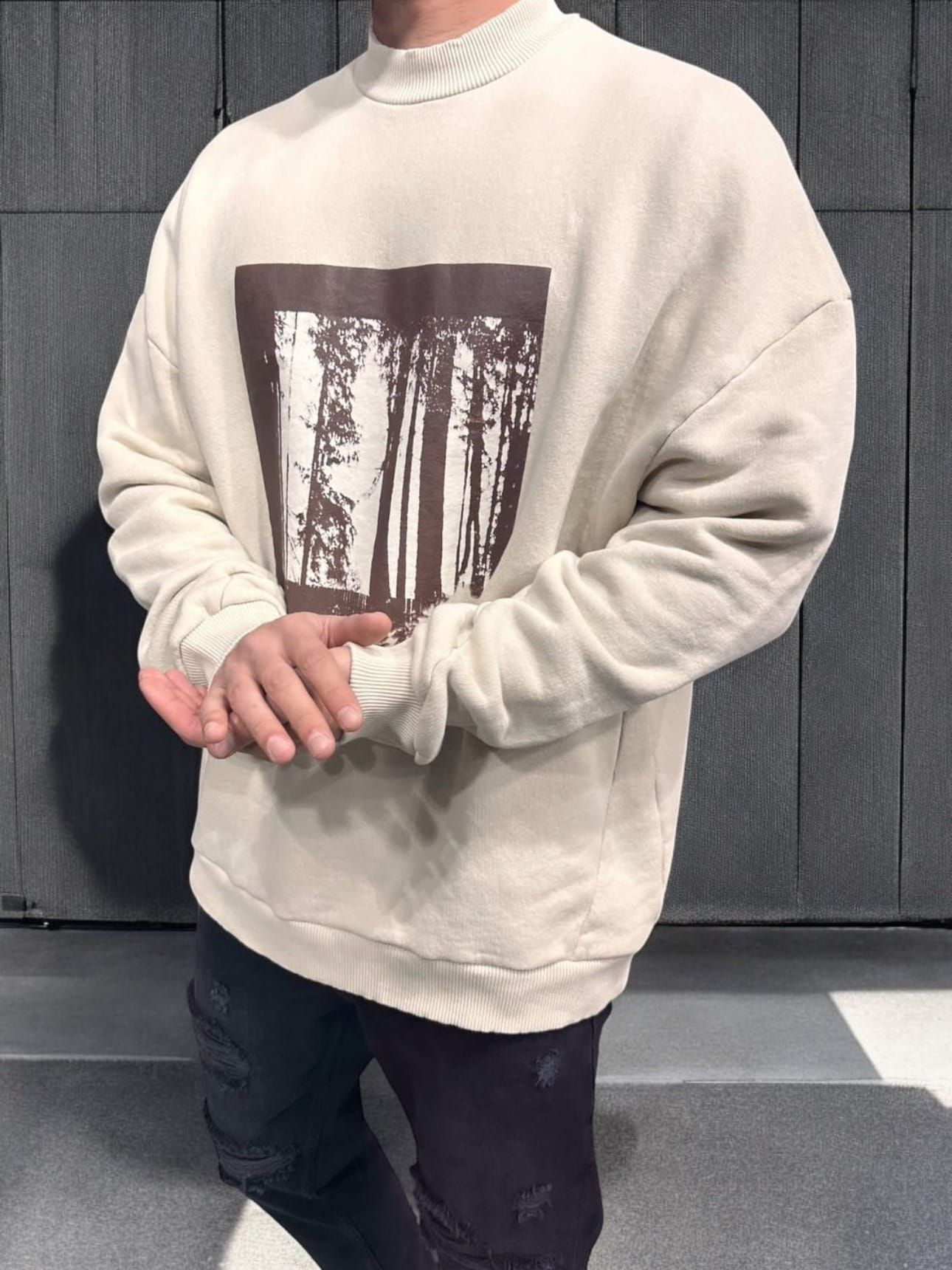 Beige Graphic Sweatshirt gallery.thumbnail 1