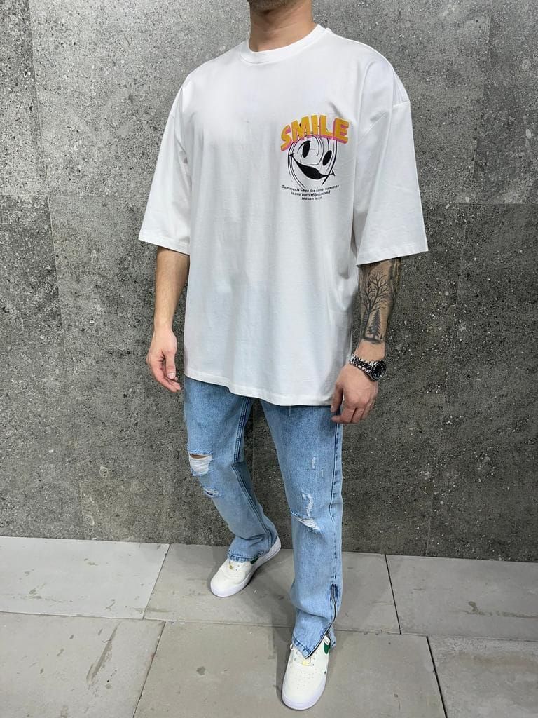White Oversized “Smile” T-Shirt gallery.thumbnail 1