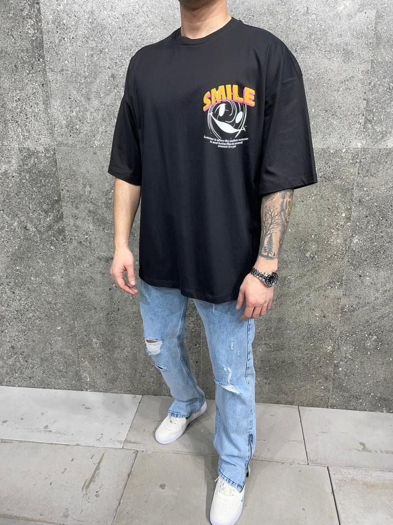 Black Oversized “Smile” T-Shirt gallery.thumbnail 1