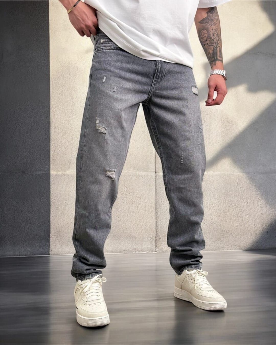 Grey Distressed Relaxed-Fit Jeans gallery.thumbnail 1